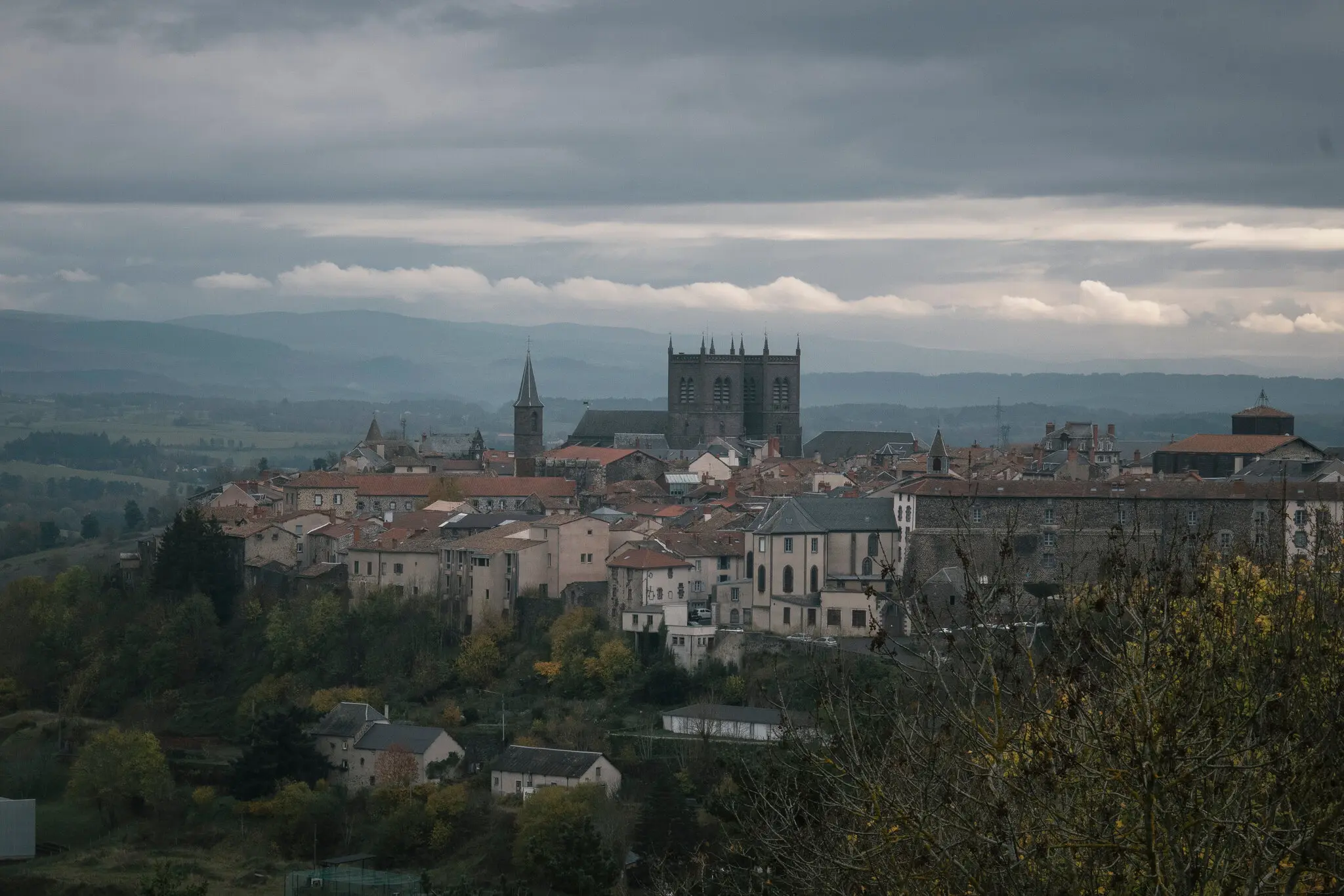 Вид на собор у районі Канталь у Франції, дзвіниця якого використовувалася для сушки шинки